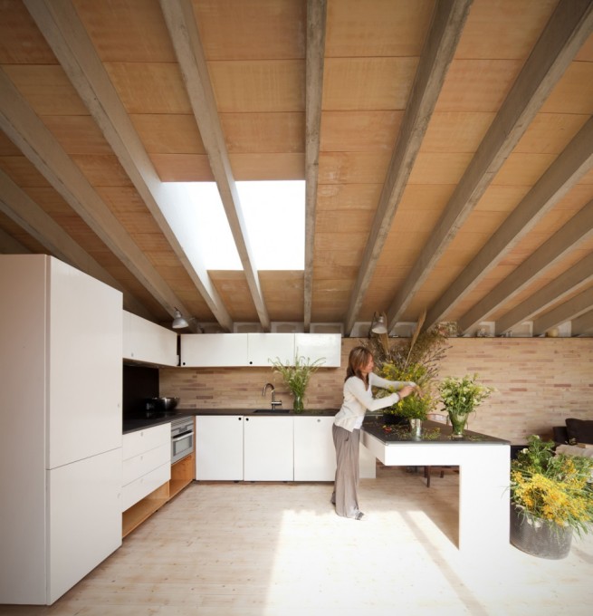 Natural-Minimalist-Home-Decor-With-White-Wood-Kitchen-Design-With-Wooden-Roof-And-Floor-Ideas