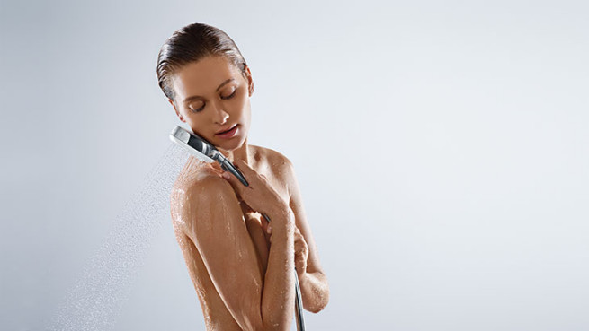 hg_crometta-100_hand-shower_with-woman_730x411